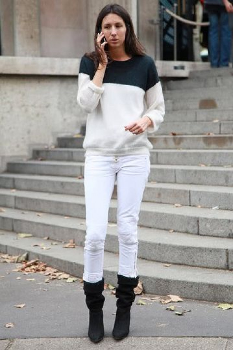 White Pants Black Boots Outfit Trends With White Sweatshirt, Geraldine Saglio Style: street style,  autumn fashion,  geraldine saglio,  emmanuelle alt,  isabel marant,  vogue france  