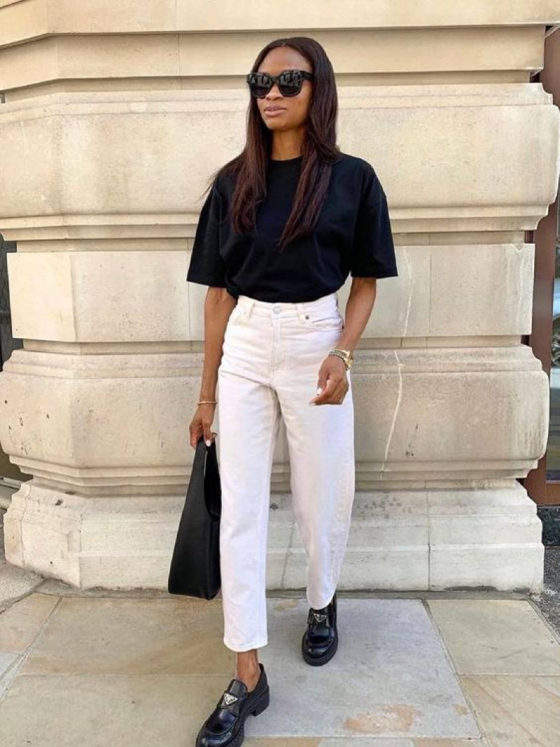 White Pants Black Boots Outfits Ideas With Dark Blue And Navy T-shirt, White Jeans With Black Shoes.: 
