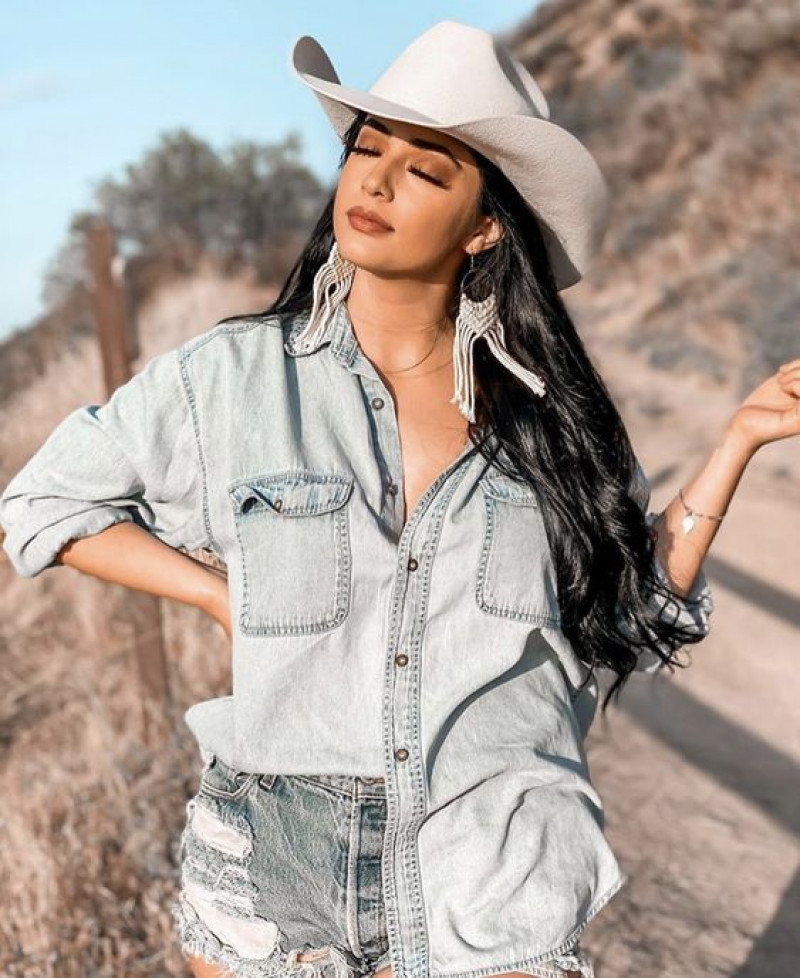 Light Blue Denim Shirt Cowgirl Fashion Outfit Trends With, Fashion Model: 