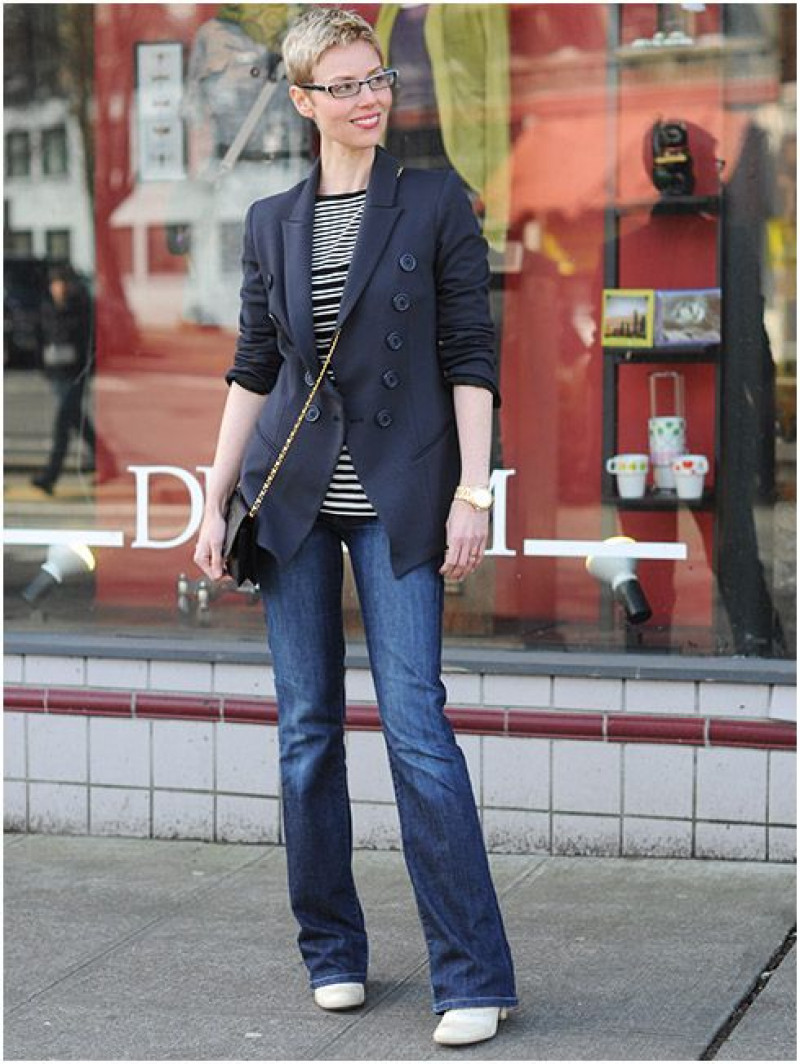 Light Blue Boot Cut Jeans Outfit Trends With Dark Blue And Navy Wool Blazer, Perfect Autumn Outfit: 