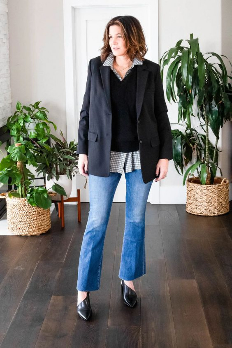 Dark Blue And Navy Blazer Fashion Ideas With Light Blue Boot Cut Jeans, Winter Brunch Outfits 2023: women's jumper,  polo shirt,  tank top  
