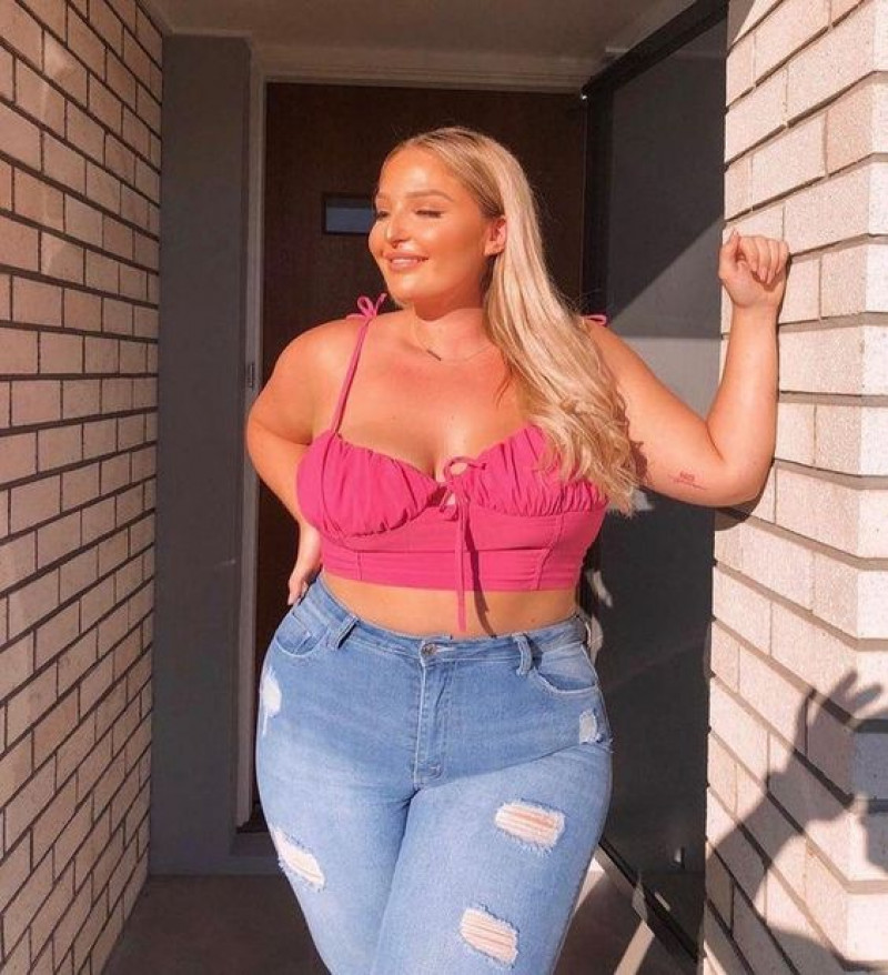 Pink Crop Top Thick Aesthetic Outfit Trends With Light Blue Jeans: plus-size clothing,  winter clothing  