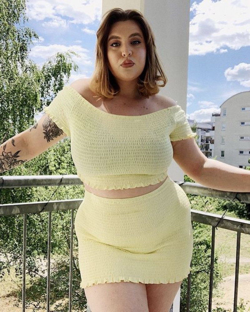 Plus Size Crop Top Fashion Outfits With Yellow Casual Skirt, Shoulder: 