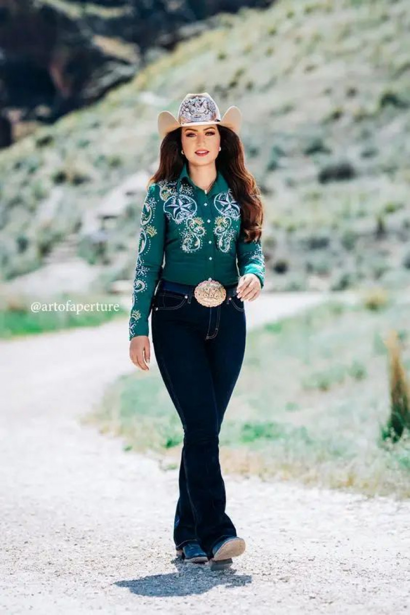 Green Cropped Blouse Cowgirl Fashion Fashion Tips With Dark Blue And Navy Casual Trouser, Jeans: women's dress,  cowboy boot,  cowboy hat  