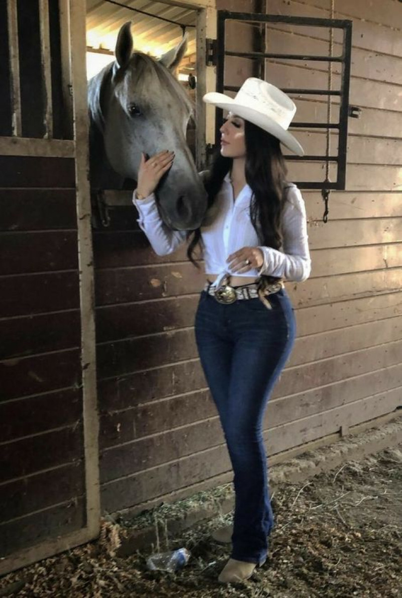 White Upper Cowgirl Fashion Attires Ideas With Dark Blue And Navy Casual Trouser, Modo Vaquera: women's clothing,  crop top,  sun hat,  horse supplies,  working animal,  pack animal  