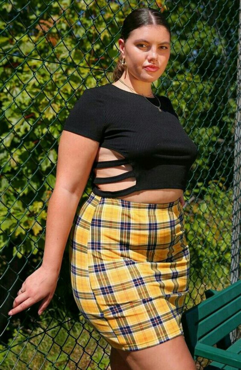 Black T-shirt, Plus Size Crop Top Fashion Tips With Pencil And Straight Skirt, Plaid: curvy girl,  hair m  