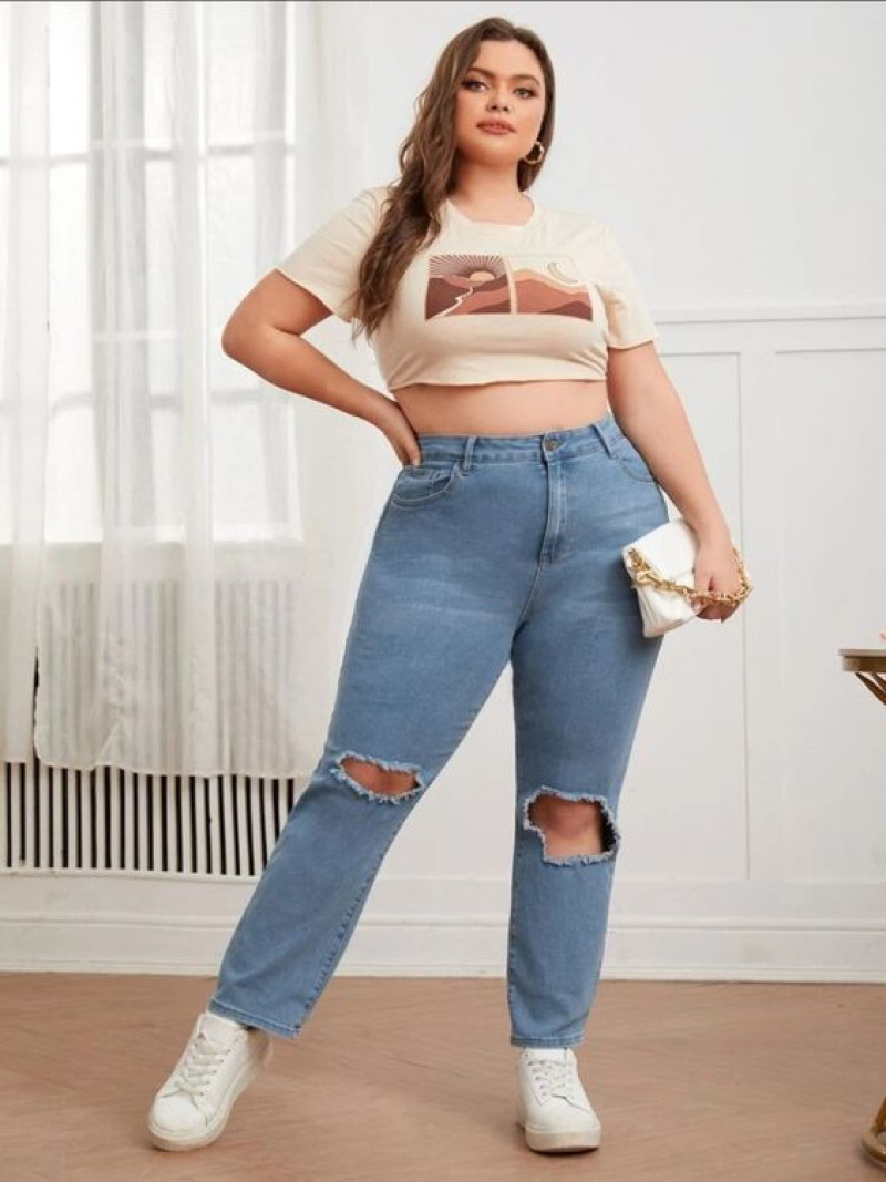 Pink T-shirt, Plus Size Crop Top Ideas With Light Blue Casual Trouser, Jeans: 