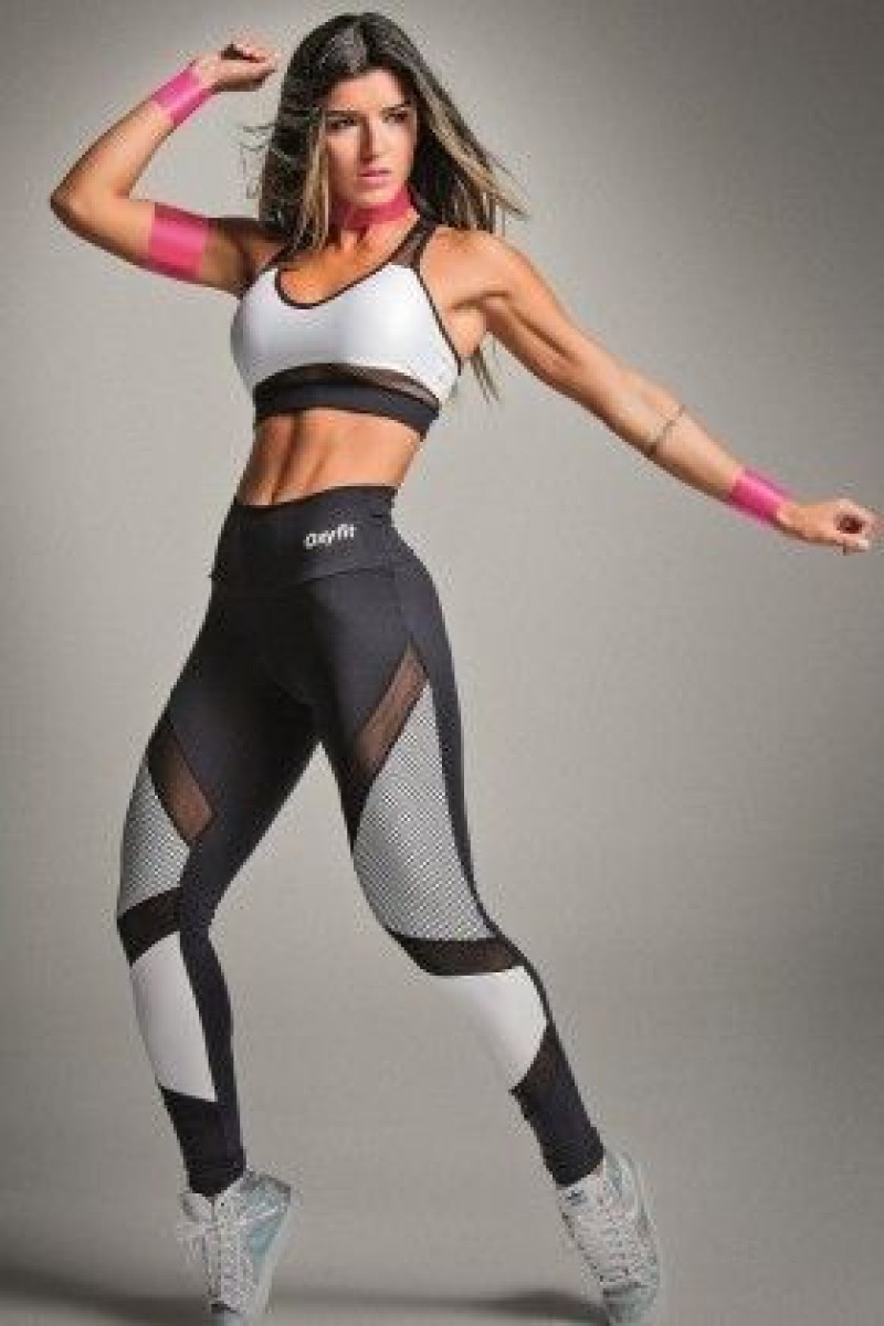 Black Sportswear Legging Yoga Pants Outfit Trends With White Crop Top, Modelos De Roupas Fitness: latex clothing,  sports bra,  physical fitness,  women's activewear  