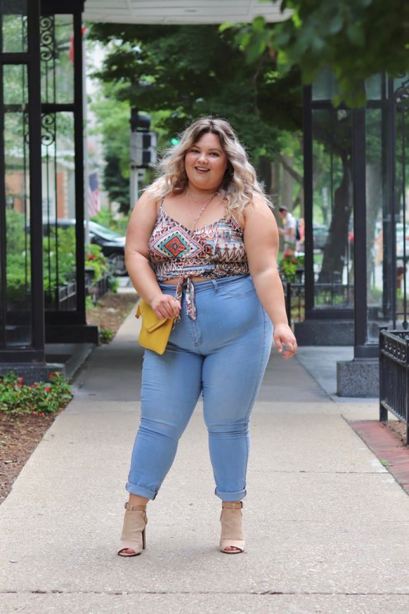 Plus Size Dating Clothing Ideas With Light Blue Jeans, Plus Size Outfit Ideas: plus size crop top,  plus-size clothing,  crop top,  plus size crop tops,  addition elle  