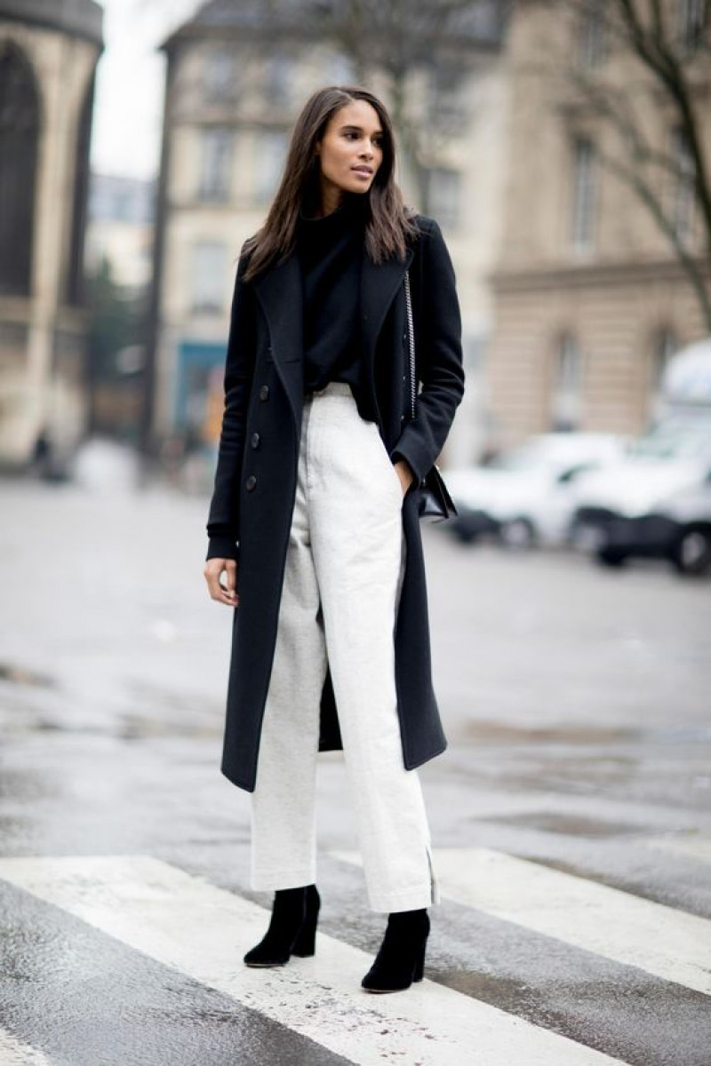 White Pants Black Boots Outfits Ideas With Black Trench Coat, Looks De Invierno Con Pantalon Blanco: 